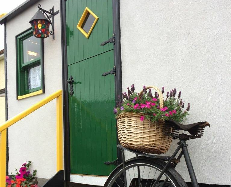This Irish Pub on Wheels will Bring the cutest Country Cottage to you