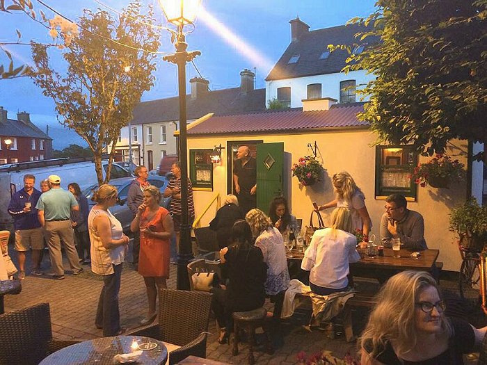 This Irish Pub on Wheels will Bring the cutest Country Cottage to you