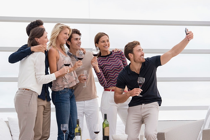 millennials wine selfie