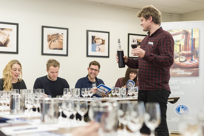 6 Experiential Christmas Gifts for Wine Lovers and Drinks Enthusiasts