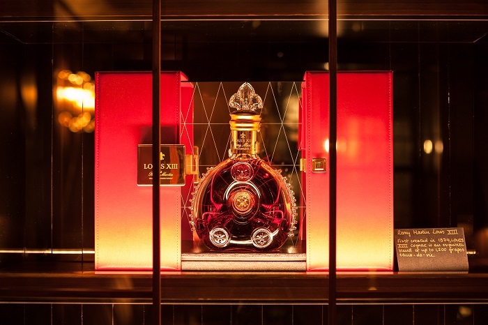 9 below front bar Dublin's Most Luxurious Bar Opens Today in the Basement of Stephen's Green Hibernian Club